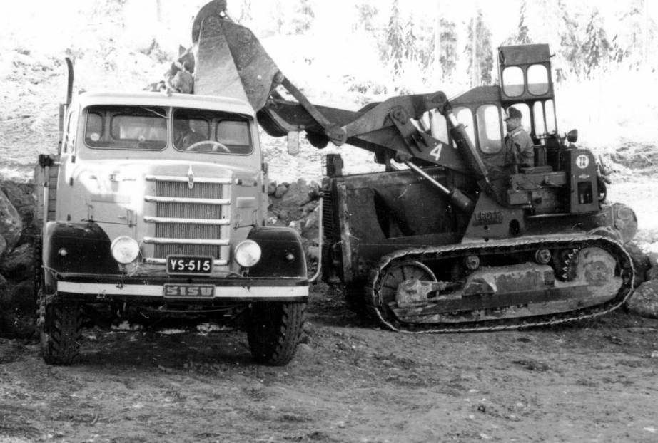 Sisu-kuorma-auto ja kaivinkone työmaalla