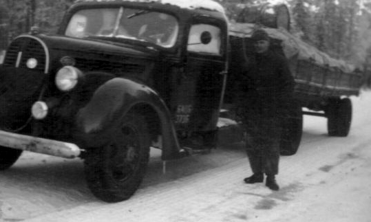 Kuorma-auto ja perävaunu talvitiellä Lapissa
