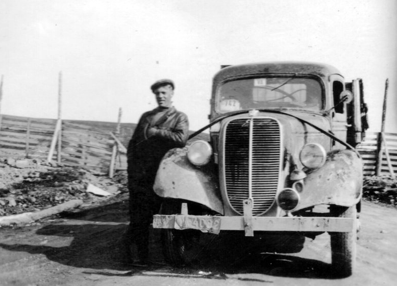 Viljo Myllymäki Ford-kuorma-autonsa kanssa, 1930–40-luku