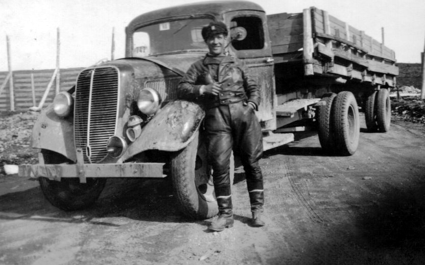 Viljo Myllymäki Ford-kuorma-auton ja perävaunun kanssa